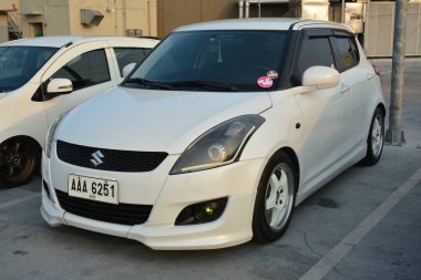 PARANAQUE, PH - APR 23 - Suzuki Swift kapak kültürü yaz etkinliği 23 Nisan 2023 tarihinde Paranaque, Filipinler 'de. Kapak kültürü Filipinler 'de bir araba tanışma grubudur..