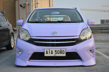 PARANAQUE, PH - APR 23 - Toyota wigo hatch kültür yaz buluşması 23 Nisan 2023 tarihinde Paranaque, Filipinler 'de. Kapak kültürü Filipinler 'de bir araba tanışma grubudur..