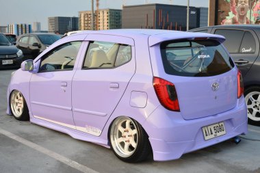 PARANAQUE, PH - APR 23 - Toyota wigo hatch kültür yaz buluşması 23 Nisan 2023 tarihinde Paranaque, Filipinler 'de. Kapak kültürü Filipinler 'de bir araba tanışma grubudur..