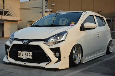 PARANAQUE, PH - APR 23 - Toyota wigo hatch kültür yaz buluşması 23 Nisan 2023 tarihinde Paranaque, Filipinler 'de. Kapak kültürü Filipinler 'de bir araba tanışma grubudur..