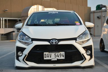 PARANAQUE, PH - APR 23 - Toyota wigo hatch kültür yaz buluşması 23 Nisan 2023 tarihinde Paranaque, Filipinler 'de. Kapak kültürü Filipinler 'de bir araba tanışma grubudur..