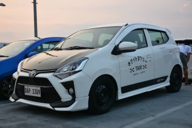 PARANAQUE, PH - APR 23 - Toyota wigo hatch kültür yaz buluşması 23 Nisan 2023 tarihinde Paranaque, Filipinler 'de. Kapak kültürü Filipinler 'de bir araba tanışma grubudur..