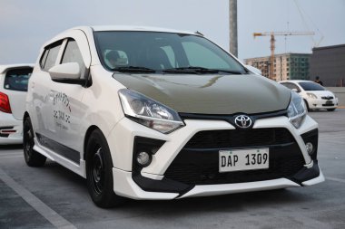 PARANAQUE, PH - APR 23 - Toyota wigo hatch kültür yaz buluşması 23 Nisan 2023 tarihinde Paranaque, Filipinler 'de. Kapak kültürü Filipinler 'de bir araba tanışma grubudur..