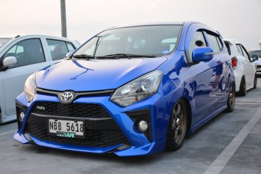 PARANAQUE, PH - APR 23 - Toyota wigo hatch kültür yaz buluşması 23 Nisan 2023 tarihinde Paranaque, Filipinler 'de. Kapak kültürü Filipinler 'de bir araba tanışma grubudur..