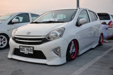 PARANAQUE, PH - APR 23 - Toyota wigo hatch kültür yaz buluşması 23 Nisan 2023 tarihinde Paranaque, Filipinler 'de. Kapak kültürü Filipinler 'de bir araba tanışma grubudur..