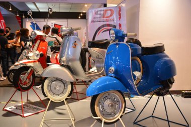 PAsay, PH - APR 16 - Vespa piaggio Makina Moto Show 'da 16 Nisan 2023 tarihinde Pasay, Filipinler' de. Makina Moto, Filipinler 'de düzenlenen bir motosiklet gösterisi..