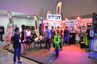 Pasay, PH - 16 Nisan - Koby standı Makina Moto Show 16 Nisan 2023, Pasay, Filipinler. Makina Moto, Filipinler 'de düzenlenen bir motosiklet gösterisi..