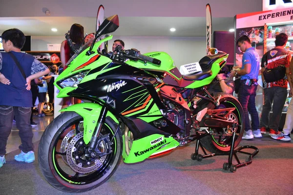 Pasay Rr16 Kawasaki Ninja于2023年4月16日在菲律宾帕萨伊的麻原市表演 Makina Moto是在菲律宾举办的摩托车表演活动 — 图库照片