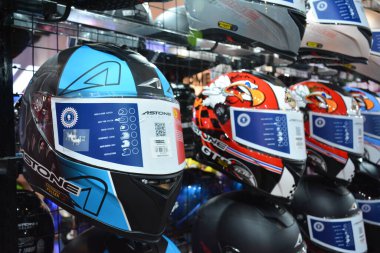 Pasay, PH - 16 Nisan - Makina Moto 'da 16 Nisan 2023 tarihinde Pasay, Filipinler' de Astone miğferleri. Makina Moto, Filipinler 'de düzenlenen bir motosiklet gösterisi..