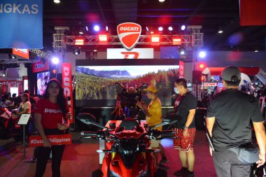 Pasay, PH - 16 Nisan - Makina Moto 'daki Ducati standı 16 Nisan 2023 Pasay, Filipinler. Makina Moto, Filipinler 'de düzenlenen bir motosiklet gösterisi..