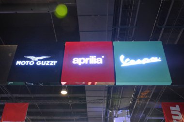 Pasay, PH - APR 16 - Moto guzzi, aprilia, ve Vespa standının imzası 16 Nisan 2023 tarihinde Pasay, Filipinler 'de. Makina Moto, Filipinler 'de düzenlenen bir motosiklet gösterisi..