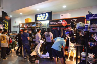 Pasay, PH - 16 Nisan - Moto Accs standında Makina Moto Show 16 Nisan 2023 tarihinde Pasay, Filipinler 'de. Makina Moto, Filipinler 'de düzenlenen bir motosiklet gösterisi..