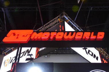 Pasay, PH-16 - 16 Nisan 2023 tarihinde Filipinler 'in Pasay kentinde Makina Moto fuarında Motoworld standı. Makina Moto, Filipinler 'de düzenlenen bir motosiklet gösterisi..