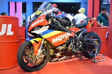 Pasay, PH - 16 Nisan - Motul motosiklet Makina Moto Show 'da 16 Nisan 2023 Pasay, Filipinler. Makina Moto, Filipinler 'de düzenlenen bir motosiklet gösterisi..