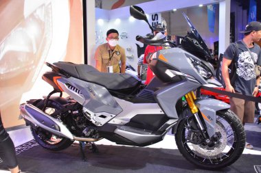 Pasay, PH - APR 16 - Peugeot xp400 motosiklet Makina Moto 'da 16 Nisan 2023 tarihinde Pasay, Filipinler' de görüldü. Makina Moto, Filipinler 'de düzenlenen bir motosiklet gösterisi..
