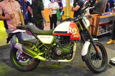 PAsay, PH - APR 16 - Royal enfield himalayan scram 411 motosiklet Makina moto show 16 Nisan 2023 tarihinde Pasay, Filipinler. Makina Moto, Filipinler 'de düzenlenen bir motosiklet gösterisi..