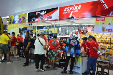 Pasay, PH - 16 Nisan - Makina Moto 'daki Yuasa standı 16 Nisan 2023 tarihinde Pasay, Filipinler' de. Makina Moto, Filipinler 'de düzenlenen bir motosiklet gösterisi..
