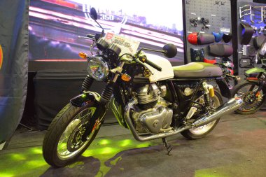 Pasay, PH - 16 Nisan - Royal Enfield Continental gt 650 motosiklet Makina Moto Show 'da 16 Nisan 2023 tarihinde Pasay, Filipinler' de. Makina Moto, Filipinler 'de düzenlenen bir motosiklet gösterisi..
