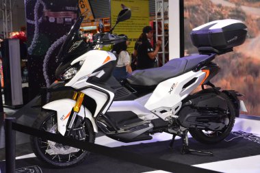 Pasay, PH - APR 16 - Peugeot xp400 motosiklet Makina Moto 'da 16 Nisan 2023 tarihinde Pasay, Filipinler' de görüldü. Makina Moto, Filipinler 'de düzenlenen bir motosiklet gösterisi..