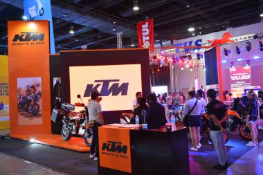 Pasay, PH - 16 Nisan - 16 Nisan 2023 tarihinde Filipinler 'in Pasay şehrinde Makina Moto fuarında Ktm standı. Makina Moto, Filipinler 'de düzenlenen bir motosiklet gösterisi..