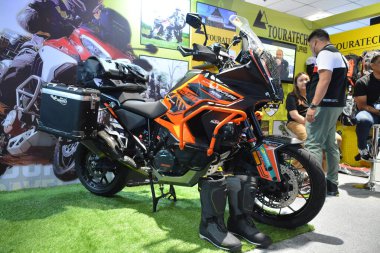 Pasay, PH-16 - Ktm super adventure 1290 at Makina moto show on 16 Nisan 2023, Pasay, Filipinler. Makina Moto, Filipinler 'de düzenlenen bir motosiklet gösterisi..