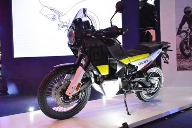 PAsay, PH - APR 16 - Husqvarna norden 901 16 Nisan 2023 tarihinde Filipinler, Pasay 'da Makina Moto fuarında. Makina Moto, Filipinler 'de düzenlenen bir motosiklet gösterisi..