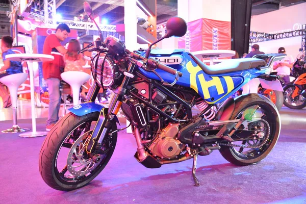 Pasay Rr16 Husqvarna Svartpilen 401于2023年4月16日在菲律宾帕萨伊的Makina Moto展出 Makina Moto是在菲律宾举办的摩托车表演活动 — 图库照片