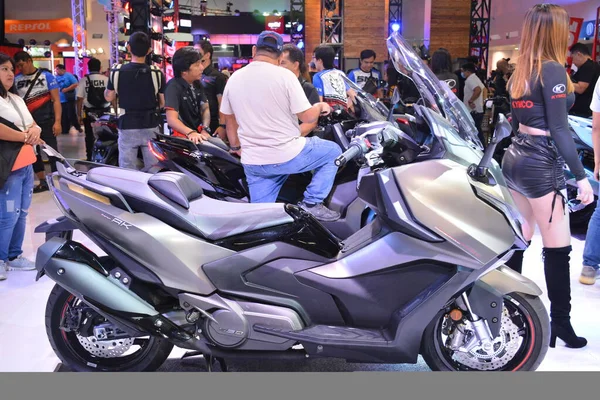 Pasay Rr16 Kymco Ak550摩托车于2023年4月16日在菲律宾帕萨伊举行的会展上展出 Makina Moto是在菲律宾举办的摩托车表演活动 — 图库照片