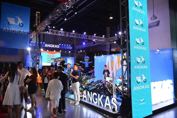 Pasay, PH - 16 Nisan - Angkas motosiklet taksi durağı Makina Moto Show 'da 16 Nisan 2023 Pasay, Filipinler. Makina Moto, Filipinler 'de düzenlenen bir motosiklet gösterisi..