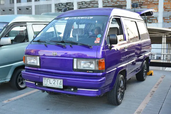 Quezon City 필리핀 시티에서 차량의 도요타 라이트레이스가 2023년 7일에 만납니다 — 스톡 사진