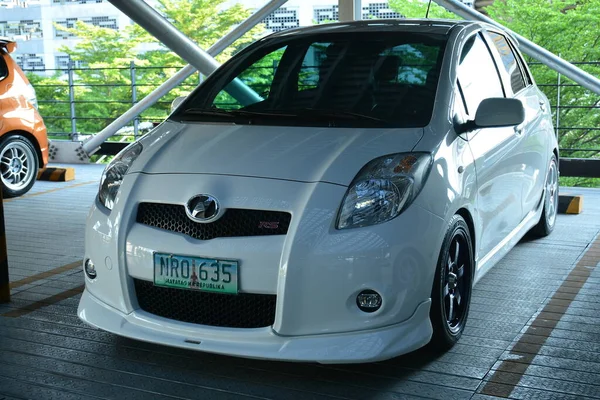 Quezon City May Toyota Vitz Східній Стороні Колективного Автомобіля Зустрічаються — стокове фото