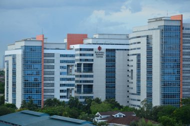 PASIG, PH - 30 Nisan - Rockwell iş merkezi binası ön cephesi 30 Nisan 2023 Pasig, Filipinler.