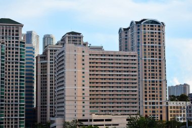 PASIG, PH - 30 Nisan - 30 Nisan 2023 tarihinde Pasig, Filipinler 'deki Rönesans Kulesi cephesi. Rönesans Kulesi Filipinler 'in Pasig şehrinde bulunan özel bir yerleşim yeridir..