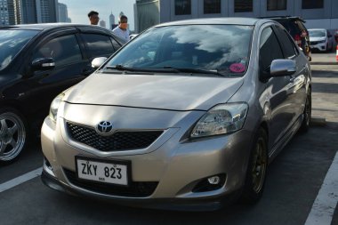 PASIG, PH - APR 30 - Toyota vios 30 Nisan 2023 tarihinde Pasig, Filipinler 'de zevkle inşa edildi. Filipinler 'de zevkle yapılmış bir araba tanışma grubu var..