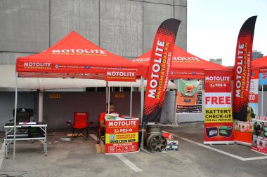 PASIG, PH - APR 30 - 30 Nisan 2023 tarihinde Filipinler 'in Pasig şehrinde zevkle inşa edilmiş Motolite otomobil akü kabini. Filipinler 'de zevkle yapılmış bir araba tanışma grubu var..