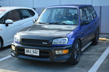 PASIG, PH - APR 30 - Toyota rav4 30 Nisan 2023 tarihinde Pasig, Filipinler 'de zevkle inşa edildi. Filipinler 'de zevkle yapılmış bir araba tanışma grubu var..