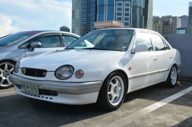 PASIG, PH - APR 30 - Toyota corolla 30 Nisan 2023 tarihinde Pasig, Filipinler 'de zevkle inşa edildi. Filipinler 'de zevkle yapılmış bir araba tanışma grubu var..