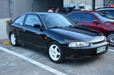 PASIG, PH - APR 30 - Mitsubishi Lancer 30 Nisan 2023 tarihinde Pasig, Filipinler 'de zevkle inşa edildi. Filipinler 'de zevkle yapılmış bir araba tanışma grubu var..