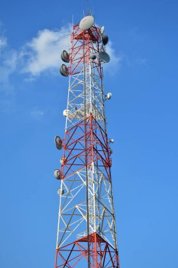 QUEZON ŞEHRİ, PH-7 - 7 Mayıs 2023 'te Quezon City, Filipinler' de hücre alanı. Hücre sitesi, bir hücre oluşturmak için anten ve elektronik iletişim ekipmanlarının yerleştirildiği bir cep telefonu etkinleştirilmiş mobil cihaz sitesidir..