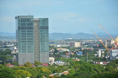 PASIG, PH - 30 Nisan - Pasig şehri genel görünümü 30 Nisan 2023 Pasig, Filipinler. Pasig şehri Filipinler 'de ofisleri ve lüks evleri olan büyük bir ilçedir..