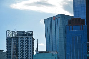 PASIG, PH - 30 Nisan - 30 Nisan 2023 Pasig, Filipinler 'de Shopee binası cephesi. Shopee, e-ticaret alanında uzmanlaşmış Singapurlu çok uluslu bir teknoloji şirketi..
