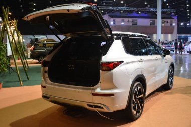 Pasay, PH - 12 AUG Mitsubishi Outlander phev Mitsubishi Motor 'un 60. yıldönümü 12 Ağustos 2023, Pasay, Filipinler. Mitsubishi Tokyo, Japonya 'da bir Japon otomobil üreticisi..