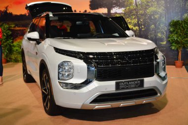 Pasay, PH - 12 AUG Mitsubishi Outlander phev Mitsubishi Motor 'un 60. yıldönümü 12 Ağustos 2023, Pasay, Filipinler. Mitsubishi Tokyo, Japonya 'da bir Japon otomobil üreticisi..