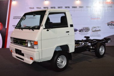 Pasay, PH - 12 AUG - Mitsubishi l300 çıplak şasi Mitsubishi Motors 60. yıldönümü 12 Ağustos 2023, Pasay, Filipinler. Mitsubishi Tokyo, Japonya 'da bir Japon otomobil üreticisi..