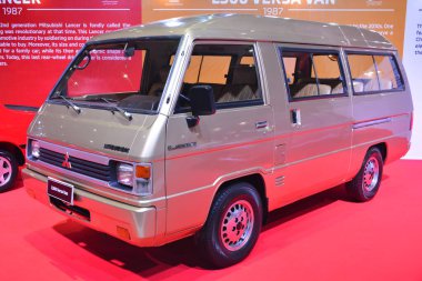 Pasay, PH - 12 AUG - Mitsubishi L300 versa minibüsü Mitsubishi Motor 'un 60. yıldönümünde 12 Ağustos 2023, Pasay, Filipinler. Mitsubishi Tokyo, Japonya 'da bir Japon otomobil üreticisi..