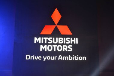 Pasay, PH - 12 AUG Mitsubishi Motors tabelası 12 Ağustos 2023 'te Pasay, Filipinler' de 60. yıldönümü. Mitsubishi Tokyo, Japonya 'da bir Japon otomobil üreticisi..