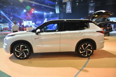 Pasay, PH - 12 AUG Mitsubishi Outlander phev Mitsubishi Motor 'un 60. yıldönümü 12 Ağustos 2023, Pasay, Filipinler. Mitsubishi Tokyo, Japonya 'da bir Japon otomobil üreticisi..