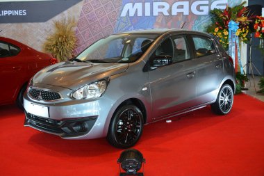 Pasay, PH - 12 AUG Mitsubishi Motor 'daki Mitsubishi serabı 12 Ağustos 2023' te Pasay, Filipinler 'de 60. yıldönümü. Mitsubishi Tokyo, Japonya 'da bir Japon otomobil üreticisi..