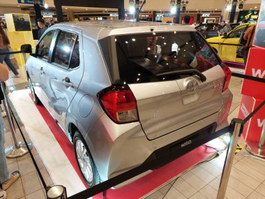 QUEZON CITY, PH - 15 Temmuz - 15 Temmuz 2023 'te Filipinler' in Quezon şehrinde yeni Toyota wigo. Toyota, Japonya 'nın Aichi kentindeki dünyanın en büyük otomobil üreticilerinden biridir..