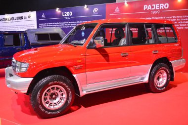 Pasay, PH - 12 AUG Mitsubishi pajero Mitsubishi Motors 60. yıldönümü 12 Ağustos 2023, Pasay, Filipinler. Mitsubishi Tokyo, Japonya 'da bir Japon otomobil üreticisi..